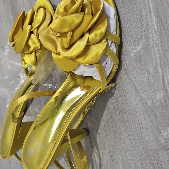 Chartreuse ankle strap sandal - Picture 3 of 4